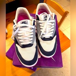 Worn Nike sb gts return
Size 10.5
Midnight navy / white 
Marine minuit / blanc